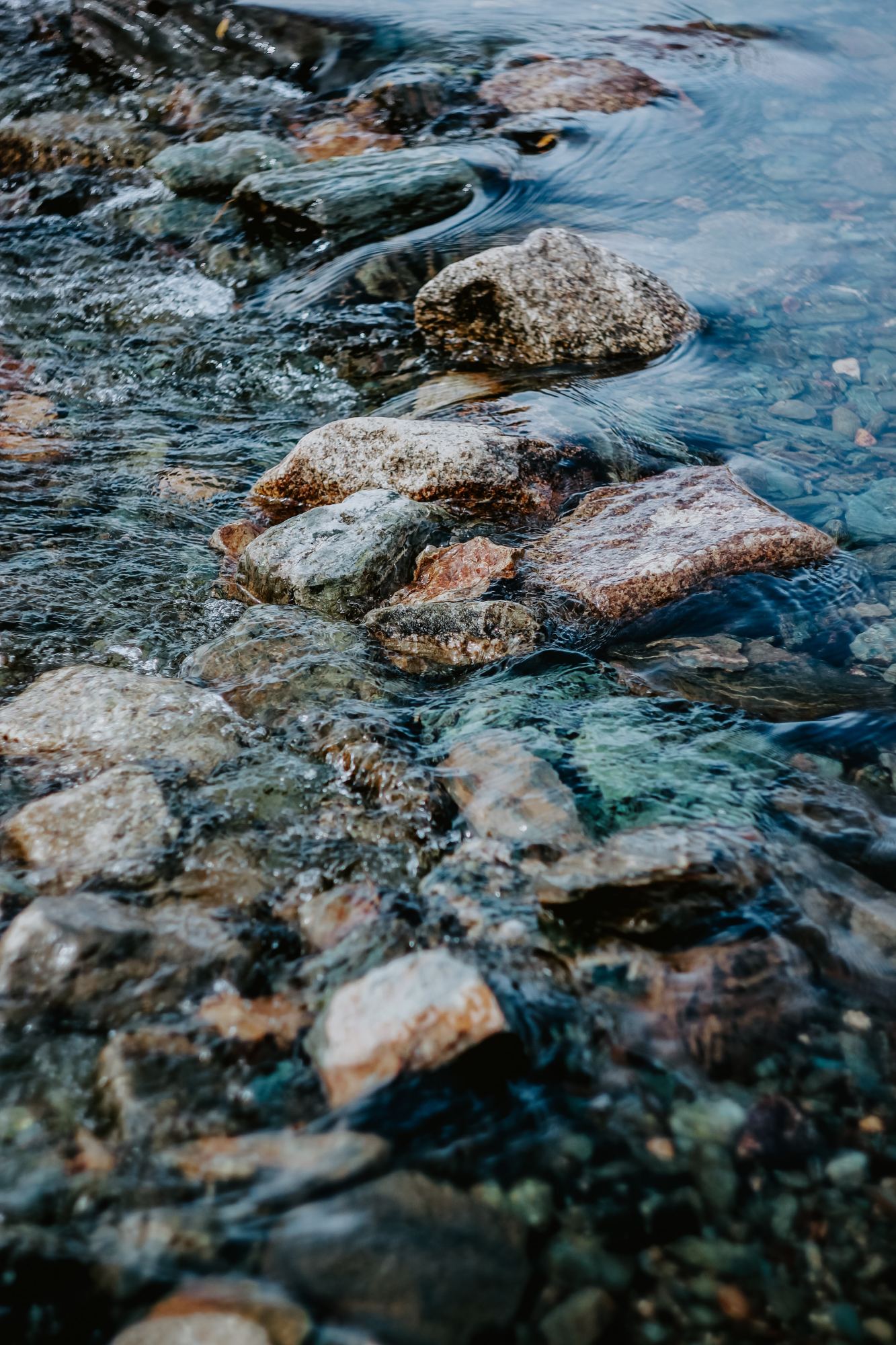 Galets et eau claire sur le rivage