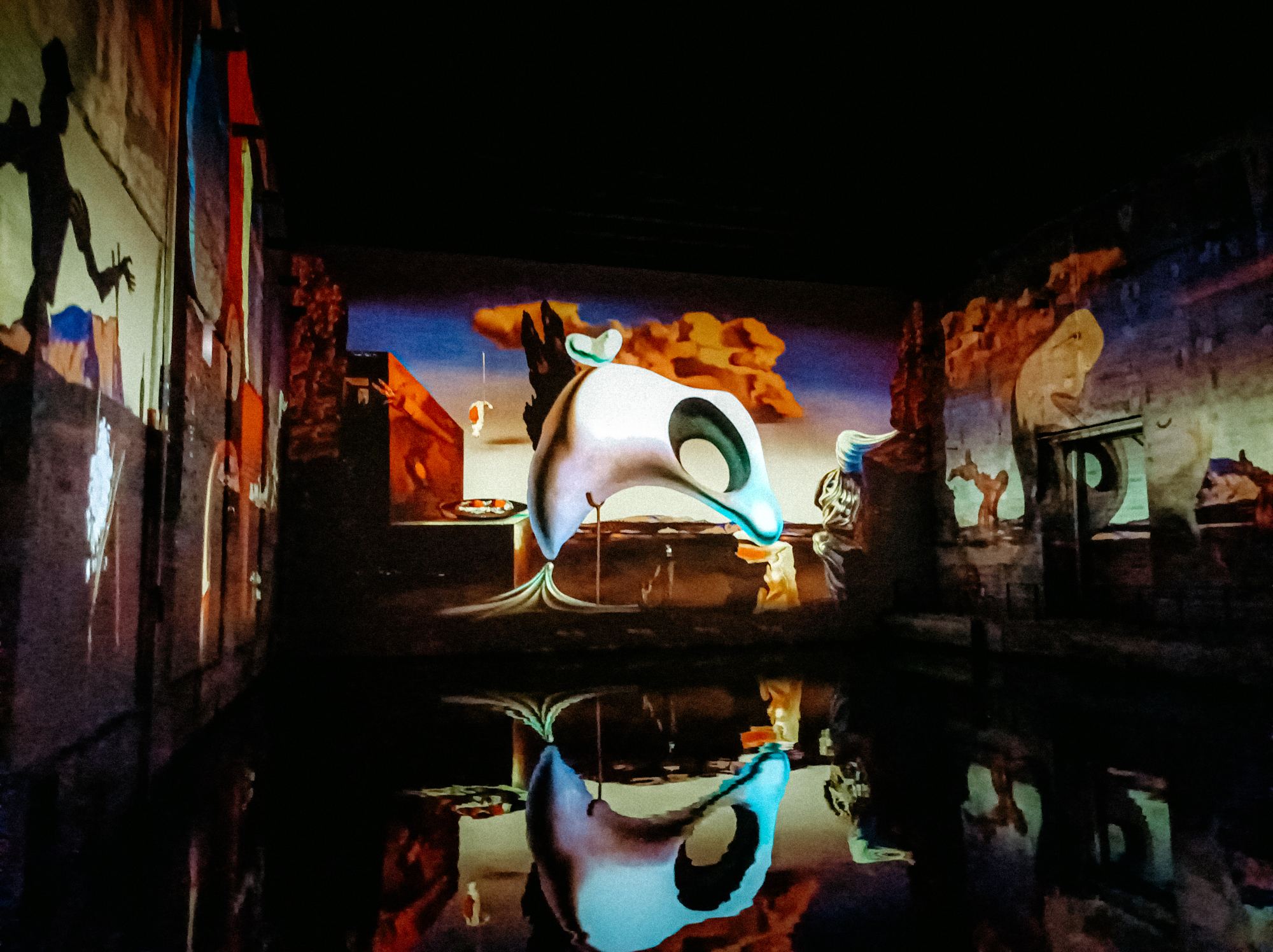 Exposition immersive Dalí et Gaudí aux Bassins des Lumières