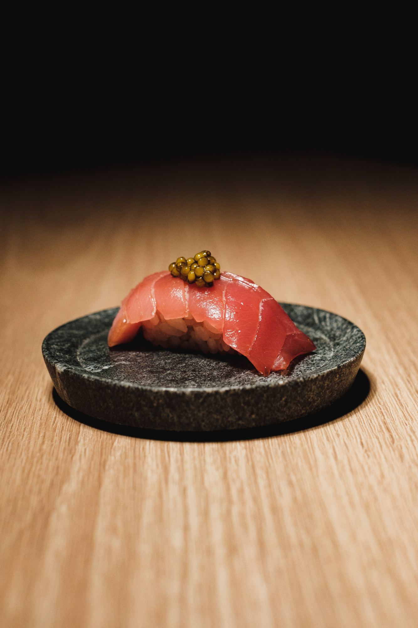 Sushi au thon servi sur une pierre