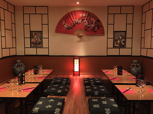 Salle traditionnelle japonaise avec tables basses et coussins